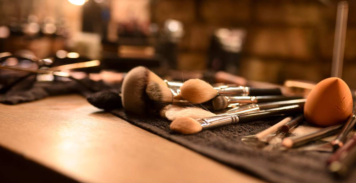 Tips Mudah Membersihkan Brush Makeup Kamu